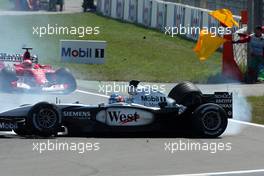 03.08.2003 Hockenheim, Deutschland, F1 am Hockenheimring, Start zum GP von Deutschland, CRASH / Unfall von Kimi Raikkonen, (Räikkönen, FIN, 06), West McLaren Mercedes, MP4-17D, auf der Strecke (Track) - Sonntag, Formel 1 Grand Prix (GP), Großer Preis von Deutschland 2003 (Länge 4.574m, Baden Württemberg) - Alle Bilder auf www.xpb.cc, eMail: info@xpb.cc - Abdruck ist honorarpflichtig. c Copyrightnachweis:  photo4 / xpb.cc - LEGAL NOTICE: THIS PICTURE IS NOT FOR ITALY PRINT USE, KEINE PRINT BILDNUTZUNG IN ITALIEN!