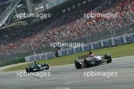 03.08.2003 Hockenheim, Deutschland, F1 am Hockenheimring, Rennen, Jenson Button (GB, 17), Lucky Strike BAR Honda, BAR005, auf der Strecke (Track) vor Mark Webber (AUS, Jaguar) - Sonntag, Formel 1 Grand Prix (GP), Großer Preis von Deutschland 2003 (Länge 4.574m, Baden Württemberg) - Alle Bilder auf www.xpb.cc, eMail: info@xpb.cc - Abdruck ist honorarpflichtig. c Copyrightnachweis: xpb.cc