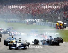 03.08.2003 Hockenheim, Deutschland, F1 am Hockenheimring, Start zum GP von Deutschland, CRASH / Unfall von Kimi Raikkonen, (Räikkönen, FIN, 06), West McLaren Mercedes, MP4-17D, auf der Strecke (Track) hinten Rubens Barrichello (BR, Ferrari)  - Sonntag, Formel 1 Grand Prix (GP), Großer Preis von Deutschland 2003 (Länge 4.574m, Baden Württemberg) - Alle Bilder auf www.xpb.cc, eMail: info@xpb.cc - Abdruck ist honorarpflichtig. c Copyrightnachweis: xpb.cc