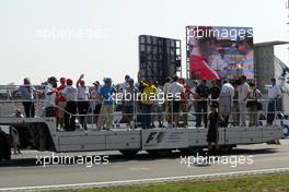 03.08.2003 Hockenheim, Deutschland, F1 am Hockenheimring, Fahrerparade,  - Sonntag, Formel 1 Grand Prix (GP), Großer Preis von Deutschland 2003 (Länge 4.574m, Baden Württemberg) - Alle Bilder auf www.xpb.cc, eMail: info@xpb.cc - Abdruck ist honorarpflichtig. c Copyrightnachweis: xpb.cc