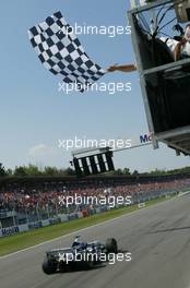 03.08.2003 Hockenheim, Deutschland, F1 am Hockenheimring, Rennen, Finish, Juan-Pablo Montoya (Juan Pablo, CO, 03), BMW WilliamsF1 Team, FW25, auf der Strecke (Track) - Sonntag, Formel 1 Grand Prix (GP), Großer Preis von Deutschland 2003 (Länge 4.574m, Baden Württemberg) - Alle Bilder auf www.xpb.cc, eMail: info@xpb.cc - Abdruck ist honorarpflichtig. c Copyrightnachweis: xpb.cc