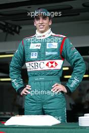 31.07.2003 Mannheim, Deutschland, F1 am Hockenheimring, Justin Wilson (GB, Jaguar Racing) wird 25 und bekommt von Mark Webber (AUS, Jaguar) eine Torte - Donnerstag, Formel 1 Grand Prix (GP), Großer Preis von Deutschland 2003 (Länge 4.574m, Baden Württemberg) - Alle Bilder auf www.xpb.cc, eMail: info@xpb.cc - Abdruck ist honorarpflichtig. c Copyrightnachweis: xpb.cc
