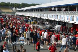 31.07.2003 Mannheim, Deutschland, F1 am Hockenheimring, Fans in der Pit Lane - Donnerstag, Formel 1 Grand Prix (GP), Großer Preis von Deutschland 2003 (Länge 4.574m, Baden Württemberg) - Alle Bilder auf www.xpb.cc, eMail: info@xpb.cc - Abdruck ist honorarpflichtig. c Copyrightnachweis: xpb.cc