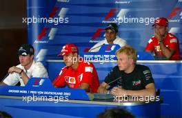 31.07.2003 Mannheim, Deutschland, F1 am Hockenheimring, FIA Pressekonferenz, Ralf Schumacher (D, BMW WilliamsF1), Michael Schumacher (D, Ferrari), Kimi Raikkonen, (FIN, McLaren Mercedes), Juan-Pablo Montoya (CO, BMW WilliamsF1), Rubens Barrichello (BR, Ferrari) - Donnerstag, Formel 1 Grand Prix (GP), Großer Preis von Deutschland 2003 (Länge 4.574m, Baden Württemberg) - Alle Bilder auf www.xpb.cc, eMail: info@xpb.cc - Abdruck ist honorarpflichtig. c Copyrightnachweis: xpb.cc