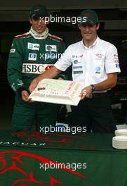 31.07.2003 Mannheim, Deutschland, F1 am Hockenheimring, Justin Wilson (GB, Jaguar Racing) wird 25 und bekommt von Mark Webber (AUS, Jaguar) eine Torte - Donnerstag, Formel 1 Grand Prix (GP), Großer Preis von Deutschland 2003 (Länge 4.574m, Baden Württemberg) - Alle Bilder auf www.xpb.cc, eMail: info@xpb.cc - Abdruck ist honorarpflichtig. c Copyrightnachweis: xpb.cc