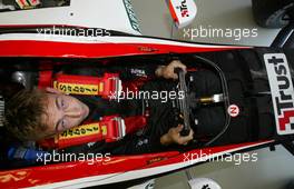 31.07.2003 Mannheim, Deutschland, F1 am Hockenheimring, Nicolas Kiesa (DK, Minardi), neuer Fahrer bei Minardi, nimmt Platz in seinem Wagen - Donnerstag, Formel 1 Grand Prix (GP), Großer Preis von Deutschland 2003 (Länge 4.574m, Baden Württemberg) - Alle Bilder auf www.xpb.cc, eMail: info@xpb.cc - Abdruck ist honorarpflichtig. c Copyrightnachweis: xpb.cc