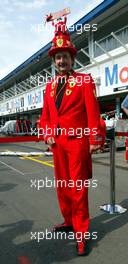 31.07.2003 Mannheim, Deutschland, F1 am Hockenheimring, ein Ferrari Fan im roten Smoking und spezial Fankappe - Donnerstag, Formel 1 Grand Prix (GP), Großer Preis von Deutschland 2003 (Länge 4.574m, Baden Württemberg) - Alle Bilder auf www.xpb.cc, eMail: info@xpb.cc - Abdruck ist honorarpflichtig. c Copyrightnachweis: xpb.cc