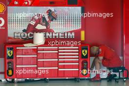 30.07.2003 Mannheim, Deutschland, F1 am Hockenheimring, Mittwoch, Feature, Aufbau, Ferrari Mechaniker reinigen die Box - Formel 1 Grand Prix (GP), Großer Preis von Deutschland 2003 (Länge 4.574m, Baden Württemberg) - Alle Bilder auf www.xpb.cc, eMail: info@xpb.cc - Abdruck ist honorarpflichtig. c Copyrightnachweis: xpb.cc