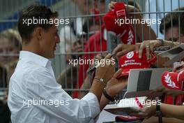 30.07.2003 Mannheim, Deutschland, "Spiel des Herzens" im Carl-Benz-Stadion Mannheim, das F1 Superstars (Michael Schumacher) spielt gegen die RTL-Superstars für einen Guten Zweck (RTL Stiftung "Kinder in Not", UNESCO) - hier mit: Michael Schumacher (D, Ferrari) kommt an und gibt Autogramme / vor dem Formel 1 Grand Prix (GP) von Deutschland 2003 (Hockenheim, Baden Württemberg) - Alle Bilder auf www.xpb.cc, eMail: info@xpb.cc - Abdruck ist honorarpflichtig. c Copyrightnachweis: xpb.cc