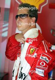 22.08.2003 Budapest, Ungarn, F1 in Budapest, Freitag, Michael Schumacher (D, 01, F2003-GA), Scuderia Ferrari Marlboro, in der Box (Pit) - Formel 1 Grand Prix (GP) von Ungarn 2003 (Hungaroring, Budapest) - Weitere Bilder auf www.xpb.cc, eMail: info@xpb.cc - Belegexemplare senden. Abdruck ist honorarpflichtig. c Copyrightnachweis: xpb.cc