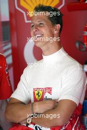 22.08.2003 Budapest, Ungarn, F1 in Budapest, Freitag, Michael Schumacher (D, 01, F2003-GA), Scuderia Ferrari Marlboro, in der Box (Pit) - Formel 1 Grand Prix (GP) von Ungarn 2003 (Hungaroring, Budapest) - Weitere Bilder auf www.xpb.cc, eMail: info@xpb.cc - Belegexemplare senden. Abdruck ist honorarpflichtig. c Copyrightnachweis: xpb.cc