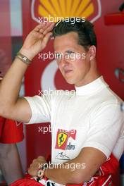 22.08.2003 Budapest, Ungarn, F1 in Budapest, Freitag, Michael Schumacher (D, 01, F2003-GA), Scuderia Ferrari Marlboro, in der Box (Pit) - Formel 1 Grand Prix (GP) von Ungarn 2003 (Hungaroring, Budapest) - Weitere Bilder auf www.xpb.cc, eMail: info@xpb.cc - Belegexemplare senden. Abdruck ist honorarpflichtig. c Copyrightnachweis: xpb.cc