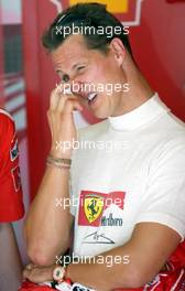 22.08.2003 Budapest, Ungarn, F1 in Budapest, Freitag, Michael Schumacher (D, 01, F2003-GA), Scuderia Ferrari Marlboro, in der Box (Pit) - Formel 1 Grand Prix (GP) von Ungarn 2003 (Hungaroring, Budapest) - Weitere Bilder auf www.xpb.cc, eMail: info@xpb.cc - Belegexemplare senden. Abdruck ist honorarpflichtig. c Copyrightnachweis: xpb.cc