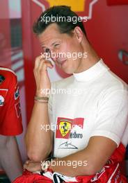 22.08.2003 Budapest, Ungarn, F1 in Budapest, Freitag, Michael Schumacher (D, 01, F2003-GA), Scuderia Ferrari Marlboro, in der Box (Pit) - Formel 1 Grand Prix (GP) von Ungarn 2003 (Hungaroring, Budapest) - Weitere Bilder auf www.xpb.cc, eMail: info@xpb.cc - Belegexemplare senden. Abdruck ist honorarpflichtig. c Copyrightnachweis: xpb.cc