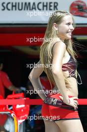 23.08.2003 Budapest, Ungarn, F1 in Budapest, Samstag, ein weiblicher Fan in der Pit Lane vor Michael Schumacher (D, Ferrari)  Box, Girl, Feature - Formel 1 Grand Prix (GP) von Ungarn 2003 (Hungaroring, Budapest) - Weitere Bilder auf www.xpb.cc, eMail: info@xpb.cc - Belegexemplare senden. Abdruck ist honorarpflichtig. c Copyrightnachweis: xpb.cc