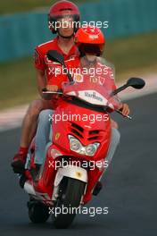 21.08.2003 Budapest, Ungarn, F1 in Budapest, Donnerstag, Michael Schumacher (D, Ferrari) fährt mit dem Scooter auf der Strecke und besichtigt die Änderungen - Formel 1 Grand Prix (GP) von Ungarn 2003 (Hungaroring, Budapest) - Weitere Bilder auf www.xpb.cc, eMail: info@xpb.cc - Belegexemplare senden. Abdruck ist honorarpflichtig. c Copyrightnachweis: xpb.cc