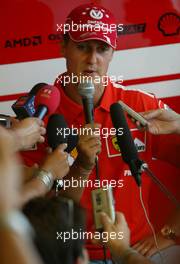 21.08.2003 Budapest, Ungarn, F1 in Budapest, Donnerstag, Interview im Ferrari Motorhome mit Michael Schumacher (D, 01), Scuderia Ferrari Marlboro, Portrait - Formel 1 Grand Prix (GP) von Ungarn 2003 (Hungaroring, Budapest) - Weitere Bilder auf www.xpb.cc, eMail: info@xpb.cc - Belegexemplare senden. Abdruck ist honorarpflichtig. c Copyrightnachweis: xpb.cc