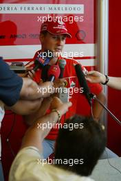 21.08.2003 Budapest, Ungarn, F1 in Budapest, Donnerstag, Interview im Ferrari Motorhome mit Michael Schumacher (D, 01), Scuderia Ferrari Marlboro, Portrait - Formel 1 Grand Prix (GP) von Ungarn 2003 (Hungaroring, Budapest) - Weitere Bilder auf www.xpb.cc, eMail: info@xpb.cc - Belegexemplare senden. Abdruck ist honorarpflichtig. c Copyrightnachweis: xpb.cc