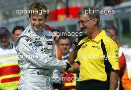 18.04.2003 Imola, San Marino, SM, Formel1, Freitag, nachgeholte Siegerehrung / Podium des Brasilien Rennens, Kimi Raikkonen, (FIN, McLaren Mercedes) und Eddie Jordan (Jordan, Teamchef, Chief Executive), Portrait - (Imola, Autodromo Enzo e Dino Ferrari, 4,933 km - Grand Prix of San Marino 2003, Formel 1, F1)  - Weitere Bilder auf www.xpb.cc, eMail: info@xpb.cc - Belegexemplare senden. Abdruck ist honorarpflichtig. c Copyrightnachweis: xpb.cc