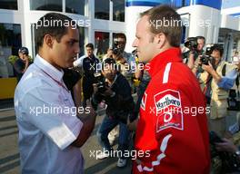 18.04.2003 Imola, San Marino, SM, Formel1, Freitag, Juan-Pablo Montoya (CO, BMW WilliamsF1) und Rubens Barrichello (BR, Ferrari) im Paddock Bereich - (Imola, Autodromo Enzo e Dino Ferrari, 4,933 km - Grand Prix of San Marino 2003, Formel 1, F1)  - Weitere Bilder auf www.xpb.cc, eMail: info@xpb.cc - Belegexemplare senden. Abdruck ist honorarpflichtig. c Copyrightnachweis: xpb.cc