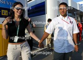 18.04.2003 Imola, San Marino, SM, Formel1, Freitag, Connie und Juan-Pablo Montoya (CO, BMW WilliamsF1) im Paddock Bereich - (Imola, Autodromo Enzo e Dino Ferrari, 4,933 km - Grand Prix of San Marino 2003, Formel 1, F1)  - Weitere Bilder auf www.xpb.cc, eMail: info@xpb.cc - Belegexemplare senden. Abdruck ist honorarpflichtig. c Copyrightnachweis: xpb.cc