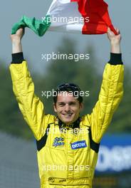 18.04.2003 Imola, San Marino, SM, Formel1, Freitag, nachgeholte Siegerehrung / Podium des Brasilien Rennens, Giancarlo Fisichella (I, Jordan Ford) jubelt mit der italienischen Flagge - (Imola, Autodromo Enzo e Dino Ferrari, 4,933 km - Grand Prix of San Marino 2003, Formel 1, F1)  - Weitere Bilder auf www.xpb.cc, eMail: info@xpb.cc - Belegexemplare senden. Abdruck ist honorarpflichtig. c Copyrightnachweis: xpb.cc