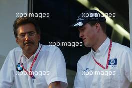 18.04.2003 Imola, San Marino, SM, Formel1, Freitag, Mario Theissen, Dr. (BMW, Motorsport Direktor) und Ralf Schumacher (D, BMW WilliamsF1) im Paddock Bereich, Portrait - (Imola, Autodromo Enzo e Dino Ferrari, 4,933 km - Grand Prix of San Marino 2003, Formel 1, F1)  - Weitere Bilder auf www.xpb.cc, eMail: info@xpb.cc - Belegexemplare senden. Abdruck ist honorarpflichtig. c Copyrightnachweis: xpb.cc