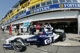 18.04.2003 Imola, San Marino, SM, Formel1, Freitag, Juan-Pablo Montoya (Juan Pablo, CO, 03), BMW WilliamsF1 Team, fährt aus der Box (Pit) - (Imola, Autodromo Enzo e Dino Ferrari, 4,933 km - Grand Prix of San Marino 2003, Formel 1, F1)  - Weitere Bilder auf www.xpb.cc, eMail: info@xpb.cc - Belegexemplare senden. Abdruck ist honorarpflichtig. c Copyrightnachweis: xpb.cc