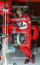 18.04.2003 Imola, San Marino, SM, Formel1, Freitag, Michael Schumacher (D, 01), Scuderia Ferrari Marlboro, in der Box (Pit), Portrait - (Imola, Autodromo Enzo e Dino Ferrari, 4,933 km - Grand Prix of San Marino 2003, Formel 1, F1)  - Weitere Bilder auf www.xpb.cc, eMail: info@xpb.cc - Belegexemplare senden. Abdruck ist honorarpflichtig. c Copyrightnachweis: xpb.cc