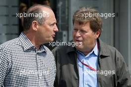 18.04.2003 Imola, San Marino, SM, Formel1, Freitag, Ron Dennis (McLaren, Teamchef, Chairman) und Norbert Haug (Mercedes, Motorsportchef) im Paddock Bereich, Portrait - (Imola, Autodromo Enzo e Dino Ferrari, 4,933 km - Grand Prix of San Marino 2003, Formel 1, F1)  - Weitere Bilder auf www.xpb.cc, eMail: info@xpb.cc - Belegexemplare senden. Abdruck ist honorarpflichtig. c Copyrightnachweis: xpb.cc