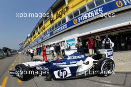 18.04.2003 Imola, San Marino, SM, Formel1, Freitag, Juan-Pablo Montoya (Juan Pablo, CO, 03), BMW WilliamsF1 Team, fährt aus der Box (Pit) - (Imola, Autodromo Enzo e Dino Ferrari, 4,933 km - Grand Prix of San Marino 2003, Formel 1, F1)  - Weitere Bilder auf www.xpb.cc, eMail: info@xpb.cc - Belegexemplare senden. Abdruck ist honorarpflichtig. c Copyrightnachweis: xpb.cc