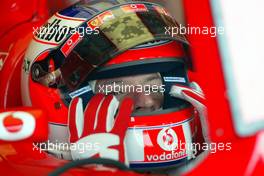 18.04.2003 Imola, San Marino, SM, Formel1, Freitag, Rubens Barrichello (BR, 02), Scuderia Ferrari Marlboro, in der Box (Pit) - (Imola, Autodromo Enzo e Dino Ferrari, 4,933 km - Grand Prix of San Marino 2003, Formel 1, F1)  - Weitere Bilder auf www.xpb.cc, eMail: info@xpb.cc - Belegexemplare senden. Abdruck ist honorarpflichtig. c Copyrightnachweis: xpb.cc