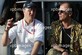 19.04.2003 Imola, San Marino, SM, Formel1, Samstag, Ralf Schumacher (D, BMW WilliamsF1)  und der Schauspieler und Harley Händler Wolfgang Fiereck - (Imola, Autodromo Enzo e Dino Ferrari, 4,933 km - Grand Prix of San Marino 2003, Formel 1, F1)  - Weitere Bilder auf www.xpb.cc, eMail: info@xpb.cc - Belegexemplare senden. Abdruck ist honorarpflichtig. c Copyrightnachweis: xpb.cc