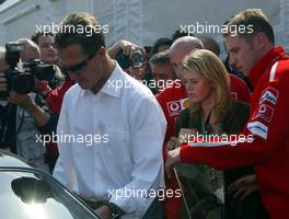 19.04.2003 Imola, San Marino, SM, Formel1, Samstag, die Schumacher Brüder (Michael und Ralf) reisen wegen des Krankenhausaufentalts der Mutter von der Rennstrecke ca. 15.35 ab, mit dabei die Frauen der Fahrer Cora und Corinna - (Imola, Autodromo Enzo e Dino Ferrari, 4,933 km - Grand Prix of San Marino 2003, Formel 1, F1)  - Weitere Bilder auf www.xpb.cc, eMail: info@xpb.cc - Belegexemplare senden. Abdruck ist honorarpflichtig. c Copyrightnachweis: Wiessmann / xpb.cc