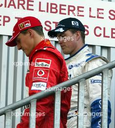 19.04.2003 Imola, San Marino, SM, Formel1, Samstag, die Schumacher Brüder Michael und Ralf nach der offiziellen Pressekonferenz auf dem Weg zu den Motorhomes - (Imola, Autodromo Enzo e Dino Ferrari, 4,933 km - Grand Prix of San Marino 2003, Formel 1, F1)  - Weitere Bilder auf www.xpb.cc, eMail: info@xpb.cc - Belegexemplare senden. Abdruck ist honorarpflichtig. c Copyrightnachweis: xpb.cc