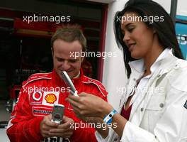 19.04.2003 Imola, San Marino, SM, Formel1, Samstag, Supermodell Megan Gale (AUS, Vodafone) mit Rubens Barrichello (BR, Ferrari) vor der Ferrari Box bei einem PR Termin - (Imola, Autodromo Enzo e Dino Ferrari, 4,933 km - Grand Prix of San Marino 2003, Formel 1, F1)  - Weitere Bilder auf www.xpb.cc, eMail: info@xpb.cc - Belegexemplare senden. Abdruck ist honorarpflichtig. c Copyrightnachweis: xpb.cc