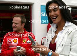 19.04.2003 Imola, San Marino, SM, Formel1, Samstag, Supermodell Megan Gale (AUS, Vodafone) mit Rubens Barrichello (BR, Ferrari) vor der Ferrari Box bei einem PR Termin - (Imola, Autodromo Enzo e Dino Ferrari, 4,933 km - Grand Prix of San Marino 2003, Formel 1, F1)  - Weitere Bilder auf www.xpb.cc, eMail: info@xpb.cc - Belegexemplare senden. Abdruck ist honorarpflichtig. c Copyrightnachweis: xpb.cc