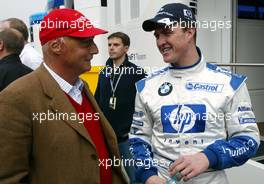 19.04.2003 Imola, San Marino, SM, Formel1, Samstag, Niki Lauda und Ralf Schumacher im Paddock Bereich - (Imola, Autodromo Enzo e Dino Ferrari, 4,933 km - Grand Prix of San Marino 2003, Formel 1, F1)  - Weitere Bilder auf www.xpb.cc, eMail: info@xpb.cc - Belegexemplare senden. Abdruck ist honorarpflichtig. c Copyrightnachweis: xpb.cc