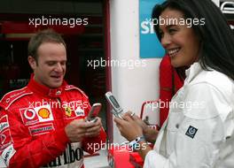 19.04.2003 Imola, San Marino, SM, Formel1, Samstag, Supermodell Megan Gale (AUS, Vodafone) mit Rubens Barrichello (BR, Ferrari) vor der Ferrari Box bei einem PR Termin - (Imola, Autodromo Enzo e Dino Ferrari, 4,933 km - Grand Prix of San Marino 2003, Formel 1, F1)  - Weitere Bilder auf www.xpb.cc, eMail: info@xpb.cc - Belegexemplare senden. Abdruck ist honorarpflichtig. c Copyrightnachweis: xpb.cc