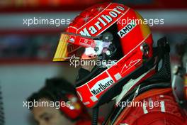 19.04.2003 Imola, San Marino, SM, Formel1, Samstag, Michael Schumacher (D, 01), Scuderia Ferrari Marlboro, in der Box (Pit), mit HANS (H.A.N.S. - Head And Neck Support) - (Imola, Autodromo Enzo e Dino Ferrari, 4,933 km - Grand Prix of San Marino 2003, Formel 1, F1)  - Weitere Bilder auf www.xpb.cc, eMail: info@xpb.cc - Belegexemplare senden. Abdruck ist honorarpflichtig. c Copyrightnachweis: xpb.cc