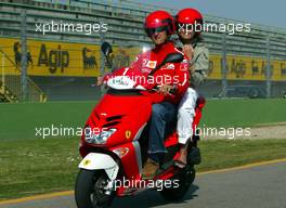 19.04.2003 Imola, San Marino, SM, Formel1, Samstag, Michael Schumacher (D, Ferrari) und Corina Schumacher (Corinna, Ehefrau von F1 Rennfahrer Michael Schumacher, D, Ferrari) auf dem Scooter - (Imola, Autodromo Enzo e Dino Ferrari, 4,933 km - Grand Prix of San Marino 2003, Formel 1, F1)  - Weitere Bilder auf www.xpb.cc, eMail: info@xpb.cc - Belegexemplare senden. Abdruck ist honorarpflichtig. c Copyrightnachweis:  photo4 / xpb.cc - LEGAL NOTICE: THIS PICTURE IS NOT FOR ITALY PRINT USE, KEINE PRINT BILDNUTZUNG IN ITALIEN!