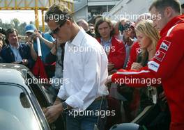 19.04.2003 Imola, San Marino, SM, Formel1, Samstag, die Schumacher Brüder (Michael und Ralf) reisen wegen des Krankenhausaufentalts der Mutter von der Rennstrecke ca. 15.35 ab, mit dabei die Frauen der Fahrer Cora und Corinna - (Imola, Autodromo Enzo e Dino Ferrari, 4,933 km - Grand Prix of San Marino 2003, Formel 1, F1)  - Weitere Bilder auf www.xpb.cc, eMail: info@xpb.cc - Belegexemplare senden. Abdruck ist honorarpflichtig. c Copyrightnachweis: xpb.cc