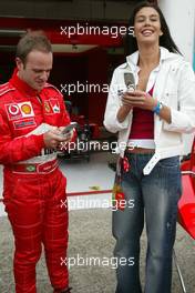 19.04.2003 Imola, San Marino, SM, Formel1, Samstag, Supermodell Megan Gale (AUS, Vodafone) mit Rubens Barrichello (BR, Ferrari) vor der Ferrari Box bei einem PR Termin - (Imola, Autodromo Enzo e Dino Ferrari, 4,933 km - Grand Prix of San Marino 2003, Formel 1, F1)  - Weitere Bilder auf www.xpb.cc, eMail: info@xpb.cc - Belegexemplare senden. Abdruck ist honorarpflichtig. c Copyrightnachweis: xpb.cc