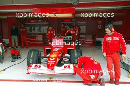 19.04.2003 Imola, San Marino, SM, Formel1, Samstag, Feature, Scuderia Ferrari Marlboro, Box (Pit) - (Imola, Autodromo Enzo e Dino Ferrari, 4,933 km - Grand Prix of San Marino 2003, Formel 1, F1)  - Weitere Bilder auf www.xpb.cc, eMail: info@xpb.cc - Belegexemplare senden. Abdruck ist honorarpflichtig. c Copyrightnachweis: xpb.cc