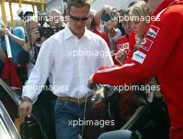 19.04.2003 Imola, San Marino, SM, Formel1, Samstag, die Schumacher Brüder (Michael und Ralf) reisen wegen des Krankenhausaufentalts der Mutter von der Rennstrecke ca. 15.35 ab, mit dabei die Frauen der Fahrer Cora und Corinna - (Imola, Autodromo Enzo e Dino Ferrari, 4,933 km - Grand Prix of San Marino 2003, Formel 1, F1)  - Weitere Bilder auf www.xpb.cc, eMail: info@xpb.cc - Belegexemplare senden. Abdruck ist honorarpflichtig. c Copyrightnachweis: xpb.cc