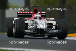 19.04.2003 Imola, San Marino, SM, Formel1, Samstag, Qualifying, Jenson Button (GB, 17), Lucky Strike BAR Honda, BAR005, auf der Strecke (Track) - (Imola, Autodromo Enzo e Dino Ferrari, 4,933 km - Grand Prix of San Marino 2003, Formel 1, F1)  - Weitere Bilder auf www.xpb.cc, eMail: info@xpb.cc - Belegexemplare senden. Abdruck ist honorarpflichtig. c Copyrightnachweis: xpb.cc