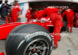 19.04.2003 Imola, San Marino, SM, Formel1, Samstag, Feature, Bridgestone, Reifen, Ferrari - (Imola, Autodromo Enzo e Dino Ferrari, 4,933 km - Grand Prix of San Marino 2003, Formel 1, F1)  - Weitere Bilder auf www.xpb.cc, eMail: info@xpb.cc - Belegexemplare senden. Abdruck ist honorarpflichtig. c Copyrightnachweis: xpb.cc