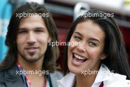 19.04.2003 Imola, San Marino, SM, Formel1, Samstag, Supermodell Megan Gale (AUS, Vodafone) mit Freund (Model) vor der Ferrari Box bei einem PR Termin - (Imola, Autodromo Enzo e Dino Ferrari, 4,933 km - Grand Prix of San Marino 2003, Formel 1, F1)  - Weitere Bilder auf www.xpb.cc, eMail: info@xpb.cc - Belegexemplare senden. Abdruck ist honorarpflichtig. c Copyrightnachweis: xpb.cc