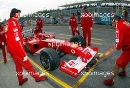 19.04.2003 Imola, San Marino, SM, Formel1, Samstag, Michael Schumacher (D, 01), Scuderia Ferrari Marlboro, vor der Box (Pit) - (Imola, Autodromo Enzo e Dino Ferrari, 4,933 km - Grand Prix of San Marino 2003, Formel 1, F1)  - Weitere Bilder auf www.xpb.cc, eMail: info@xpb.cc - Belegexemplare senden. Abdruck ist honorarpflichtig. c Copyrightnachweis: xpb.cc