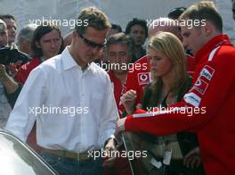 19.04.2003 Imola, San Marino, SM, Formel1, Samstag, die Schumacher Brüder (Michael und Ralf) reisen wegen des Krankenhausaufentalts der Mutter von der Rennstrecke ca. 15.35 ab, mit dabei die Frauen der Fahrer Cora und Corinna - (Imola, Autodromo Enzo e Dino Ferrari, 4,933 km - Grand Prix of San Marino 2003, Formel 1, F1)  - Weitere Bilder auf www.xpb.cc, eMail: info@xpb.cc - Belegexemplare senden. Abdruck ist honorarpflichtig. c Copyrightnachweis: Wiessmann / xpb.cc